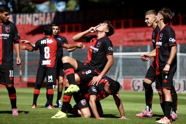Scarpecchio ya convirtió y lo celebra de una manera particular. Fue el gol que puso a Newells en ventaja.