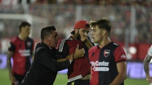 Formularán causa judicial a los dos hinchas de Newells que ingresaron al campo de juego para amedrentar a los jugadores.&nbsp;