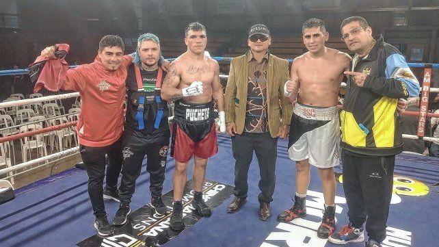 Emiliano Pucheta junto al Chino Maidana y su staff de colaboradores en Moreno.