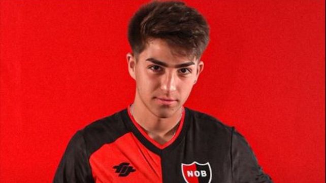 Valentino Acuña quedó afuera del banco de Newells para enfrentar a Deportivo Riestra en el Guillermo Laza.