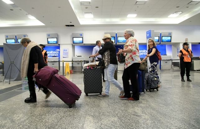 anclados en aeroparque. Los pasajeros sufrieron la imposibilidad de viajar por la cancelación de vuelos..