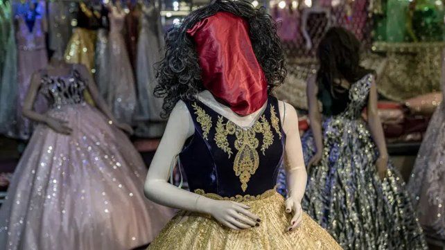 El régimen de los talibanes impuso que todos los maniquíes femeninos deben ser retirados de sus escaparates o descabezados en un acto de dominio puritano