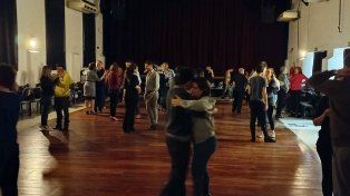 Todos los miércoles, de 21 a 23 horas en La Vieja Usina de Paraná, se retomará la práctica abierta y gratuita de tango. La actividad se retomará tras haber sido discontinuada por la pandemia.&nbsp;
