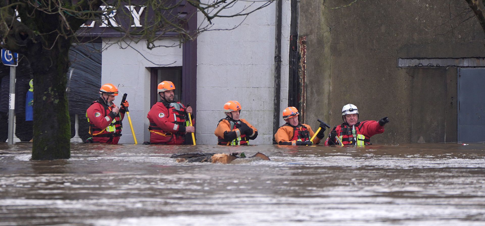 Rescatistas trabajan en una calle inundada de Enniscorthy, Condado de Wexford, Irlanda, el martes 27 de enero de 2026. (Niall Carson/PA vía AP) Rescatistas trabajan en una calle inundada de Enniscorthy, Condado de Wexford, Irlanda, el martes 27 de enero de 2026. (Niall Carson/PA vía AP)
