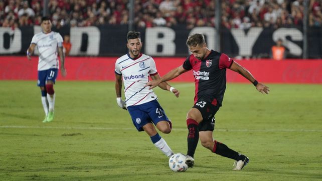 Angelo Martino maniobra ante Leguizamón. San Lorenzo empezó apretando a Newells.