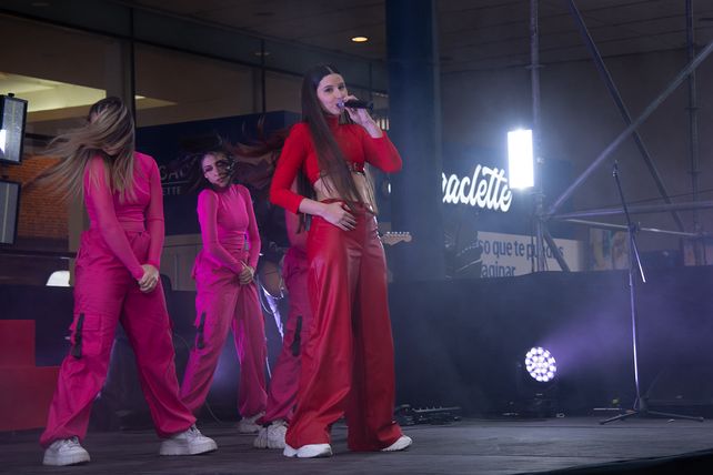 Show en vivo de Delfina Beltramone en el shopping Alto Rosario