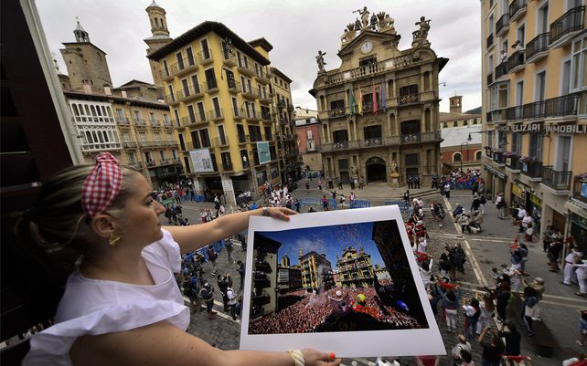 Una mujer sostiene una fotografía de San Fermín