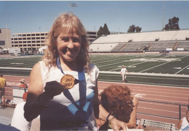 Premio Máximo. La atleta rosarina muestra la medalla de oro conseguida en el Mundial de Sacramento