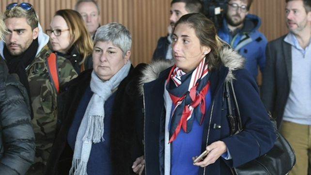 arribo. La madre de Sala y sus hermanos ayer en el aeropuerto de Guernesey