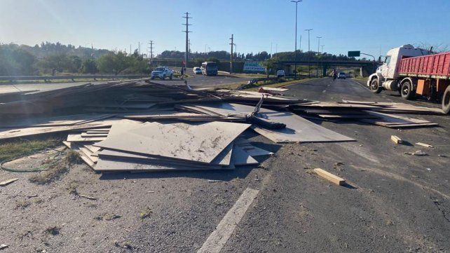 Paraná: un camión volcó en Circunvalación