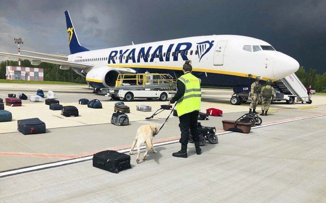 Agentes de seguridad utilizan un perro para registrar el equipaje de los pasajeros en el avión de Ryanair que transportaba a la figura de la oposición Raman Pratasevich, que viajaba de Atenas a Vilnius, Lituania. El periodista disidente Raman Pratasevich fue arrestado cuando Bielorrusia desvió su vuelo.