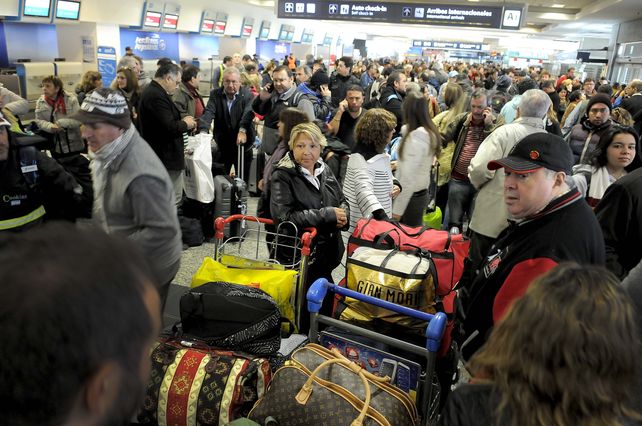 varados. El hall del aeropuerto ayer a la mañana cuando todos los vuelos estaban cancelados.&nbsp;