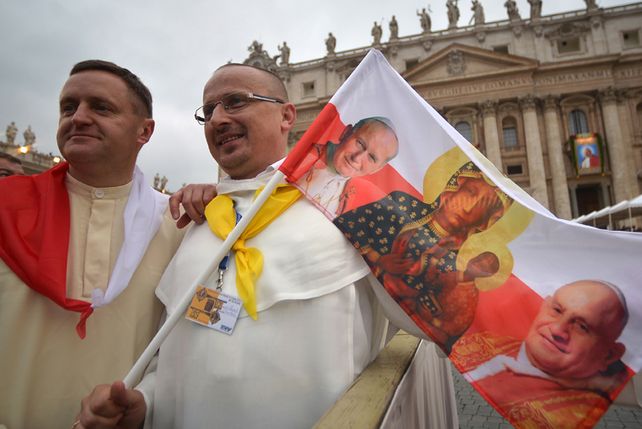 Francisco celebró la canonización de Juan Pablo II y Juan XXIII