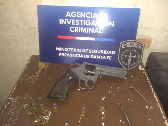 Cuatro detenidos en tres allanamientos y el secuestro de dos revólveres