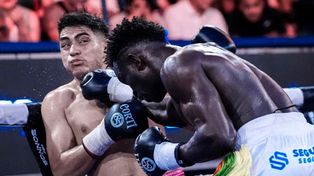 Touba Niang, oriundo de Senegal, noqueó a Agustín Chavéz y conmocionó con su historia de superación.