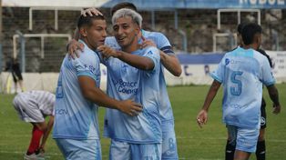 Espíndola y Atardo celebran el primer gol de Argentino sobre Yupanqui.