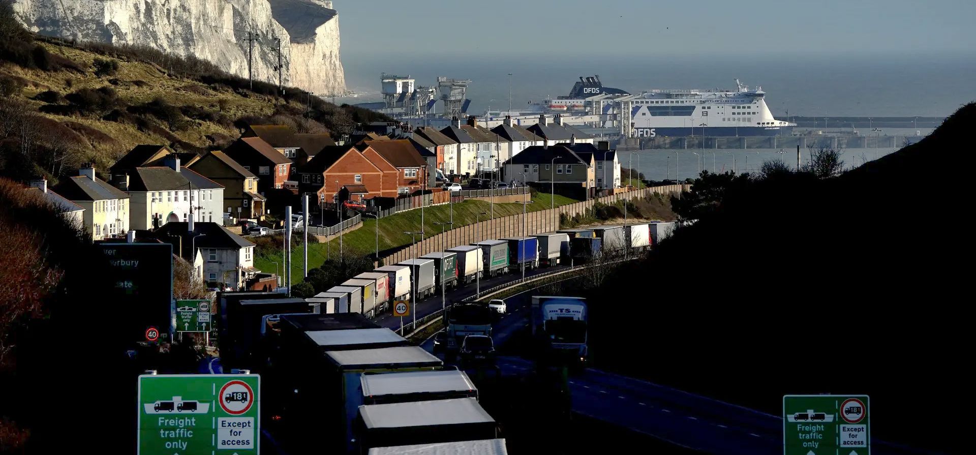 Dover, Inglaterra. Una larga fila de camiones espera en el puerto de Dover en Kent, el protocolo de acceso al tráfico que se aplica debido al gran volumen de camiones que esperan para cruzar el Canal.