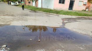 La comuna de Colonia Avellaneda trabaja para solucionar una obstrucción en una cañería cercana a la planta de elevación de líquidos cloacales.&nbsp;