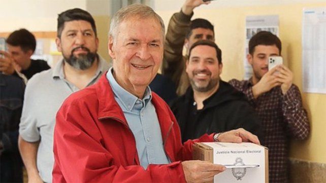 Votó Juan Schiaretti en el Instituto Domingo Savio de la ciudad de Córdoba y criticó a las opciones más votadas en las PASO