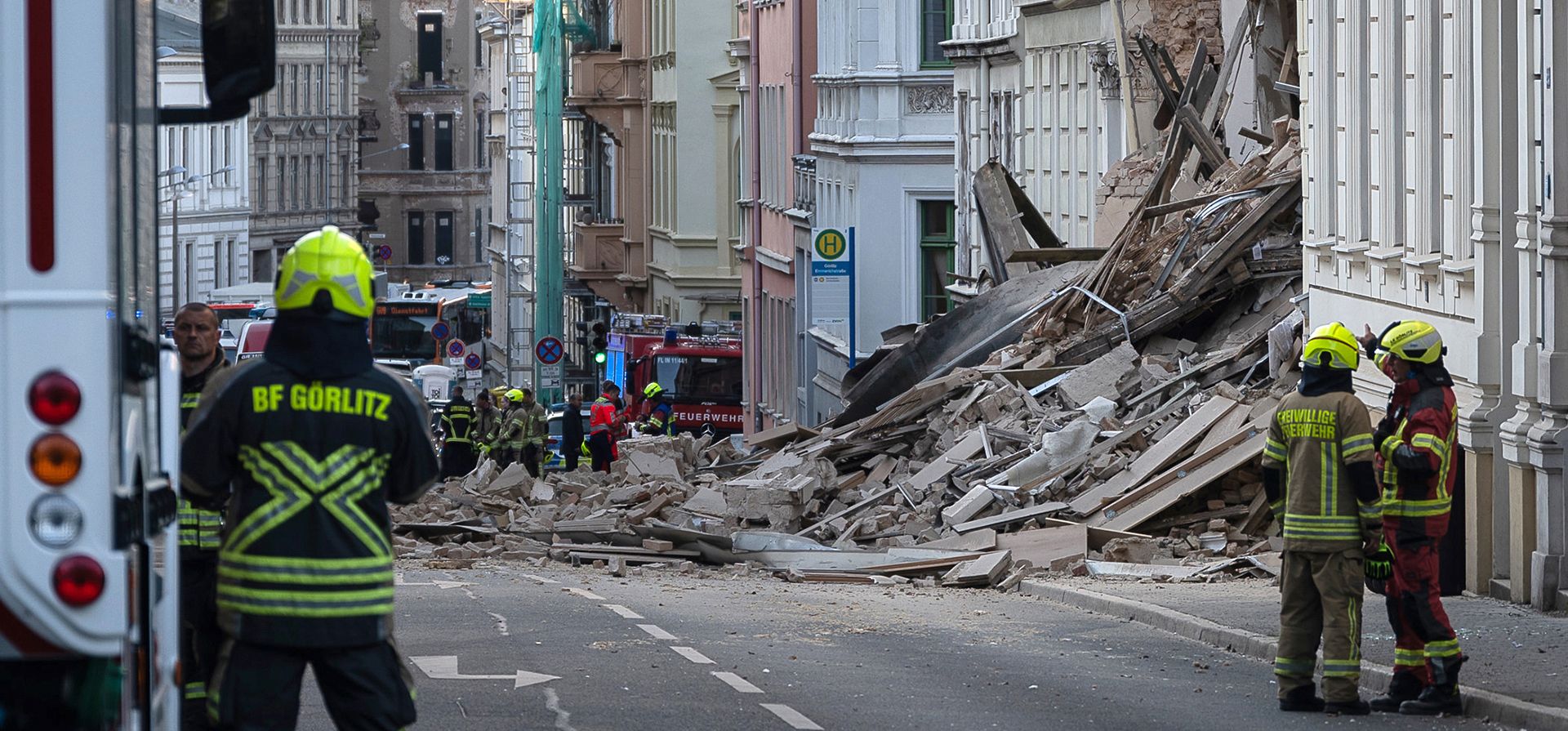 Policías y bomberos trabajan cerca de un edificio derruido en el centro de Görlitz, Alemania, el lunes 18 de mayo de 2026. (Paul Glaser/dpa via AP) Policías y bomberos trabajan cerca de un edificio derruido en el centro de Görlitz, Alemania, el lunes 18 de mayo de 2026. (Paul Glaser/dpa via AP)