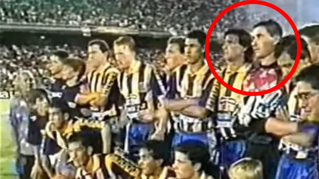 Mario Alberto Kempes junto a Roberto Abbondanzieri en el amistoso entre Central y Newell's.