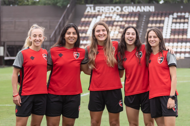 Las chicas de Newells ya están en el estadio de Platense a la espera del debut en primera.