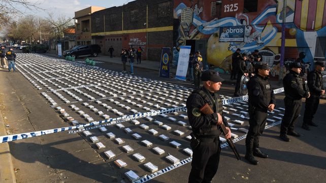 Mil quinientos kilos de droga estaban en un depósito frente al club Reflejos. El resto