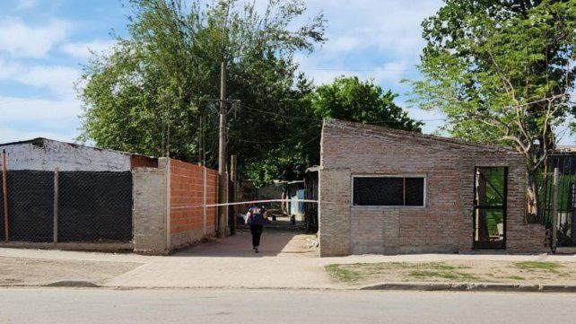 El pasillo donde el delincuente cayó herido mortalmente.