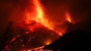 Ríos de lava en La Palma: más de cinco mil evacuados y un centenar de casas destruidas