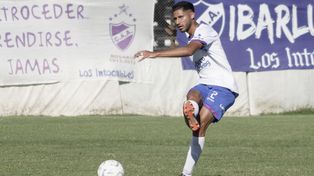 Lucas Zapata se ganó un lugar en el equipo comandado por Daniel Fagiani y confía en volver a la victoria fuera del Olaeta por la Primera C.&nbsp; &nbsp; 
