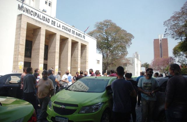 Los taxistas y remiseros se congregaron frente al municipio.