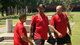 El Ogro Fabbiani y sus colaboradores en Newells. Se tomó su tiempo para preparar el partido en Tucumán.