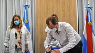 El gobernador Gustavo Bordet presidió la firma de los contratos en el Centro de Convenciones, en Paraná.