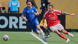 Ángel Di María intenta superar al español Cucurella. Angelito marcó su cuarto gol de penal y quedó hoy como máximo artillero del Mundial de Clubes, pero se despidió.