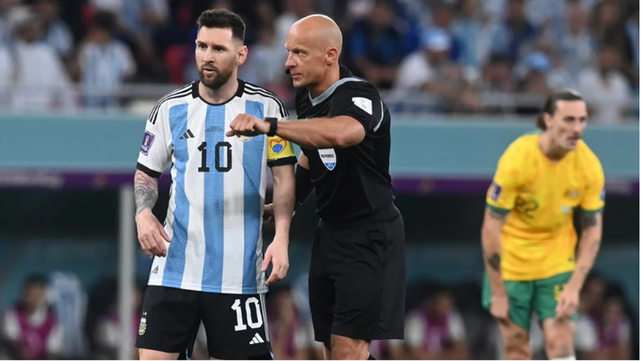 Messi dialoga con el árbitro Marciniak durante el partido con Australia.