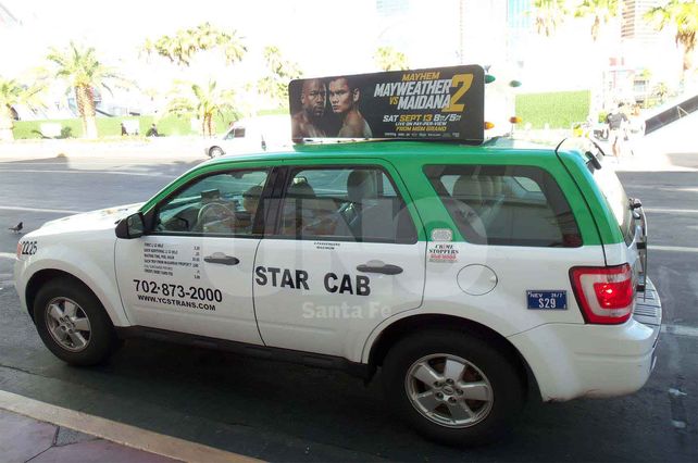 Taxi. Estos esperan pasajeros sobre el acceso al hotel Tropicana con el aviso de la pelea.