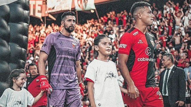 Colón lanzó nuevamente un sorteo para que chicos y chicas puedan entrar este viernes al campo de juego.