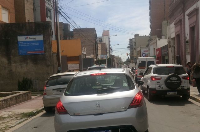 El proyecto es ensanchar la calle para que entren más auto. Foto UNO.&nbsp;