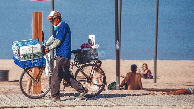 Para enfrentar la ola de calor: hidratación y comida liviana