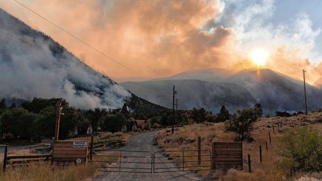 Enormes incendios en Canadá y Estados Unidos obligaron a evacuar cientos de miles de personas