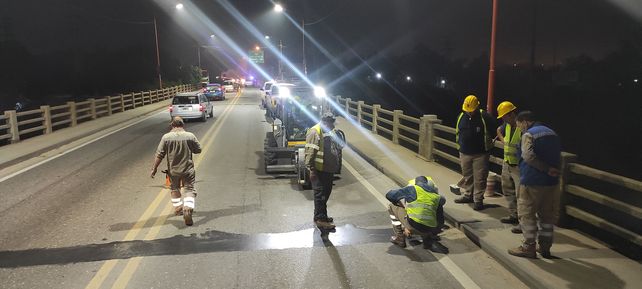 Operarios de Vialidad Nacional trabajando en el Puente Carretero