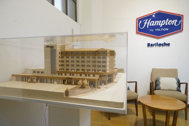 La maqueta de Hampton Bariloche, su primer desarrollo junto a Hilton que fue la punta de lanza para todos los proyectos que tienen hoy.
