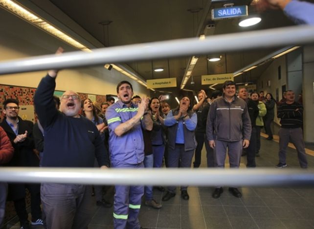 conflicto salarial. Grupos de metrodelegados protestaron por la mañana en la Estación Las Heras.