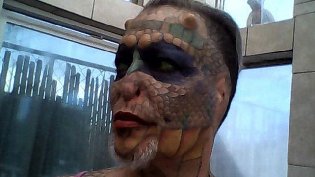 Un hombre se sometió a una serie de dolorosas operaciones para transformarse en dragón