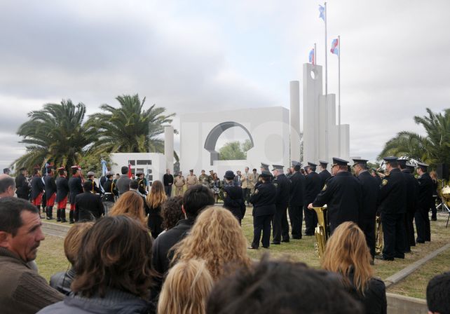 El acto en conmemoración del 35° aniversario del fallecimiento de Carlos Sylvestre Begnis se realizó frente al busto que recuerda la figura del ex gobernador santafesino