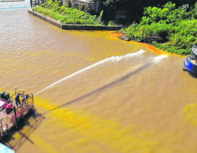 in situ. Entre anteayer y ayer se trabajó en controlar la mancha y retirar el aceite del agua.&nbsp;
