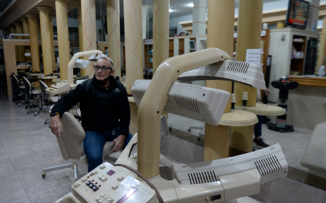 Emilio Sguazzini en su sillón de trabajo y a la espera de abrir el negocio para recibir clientes.