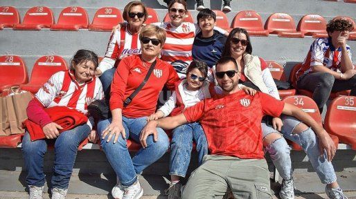 Los hinchas de Unión le pusieron color al partido contra River