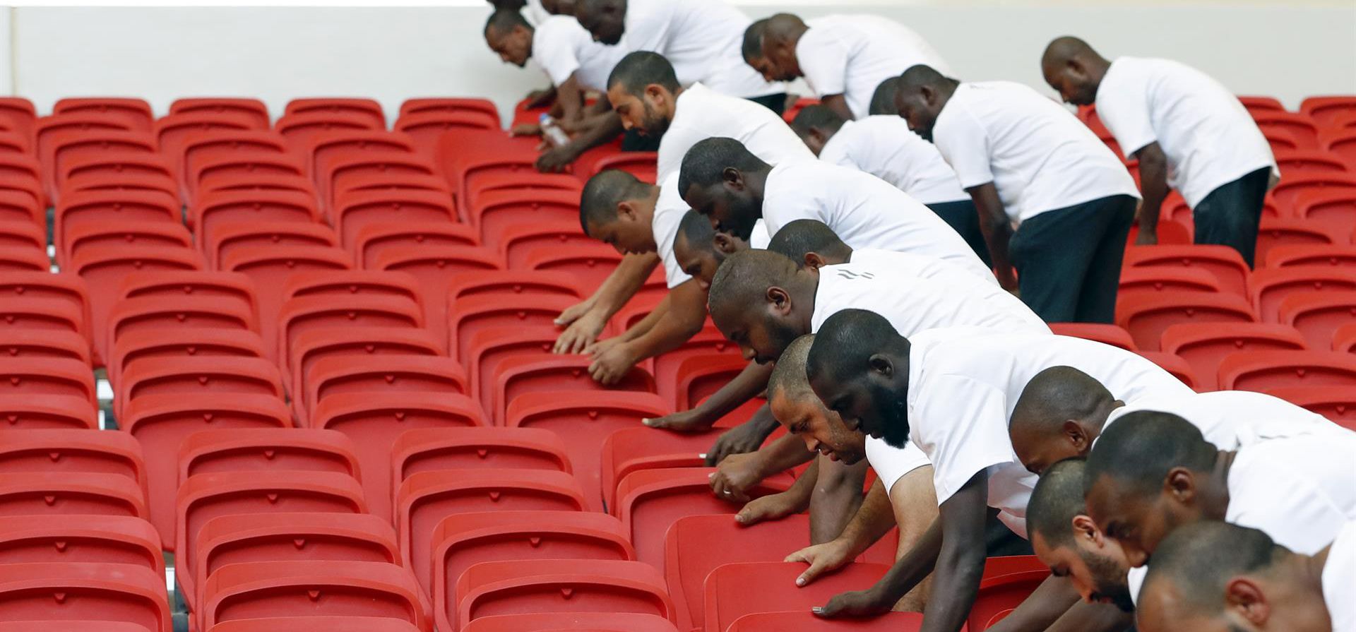 Policías revisan las instalaciones del estadio Al Thumama. EFE/ Alberto Estévez