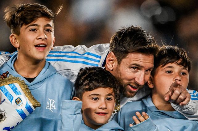 Messi junto a sus hijos este jueves por la noche en su último partido oficial por los puntos. Lionel Scaloni dijo que le gustaría verlo jugar en Rosario.